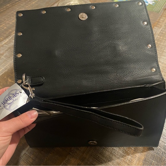 Keep it edgy look with this Catherine’s Clutch purse 🖤😍🖤 - Picture 4 of 10
